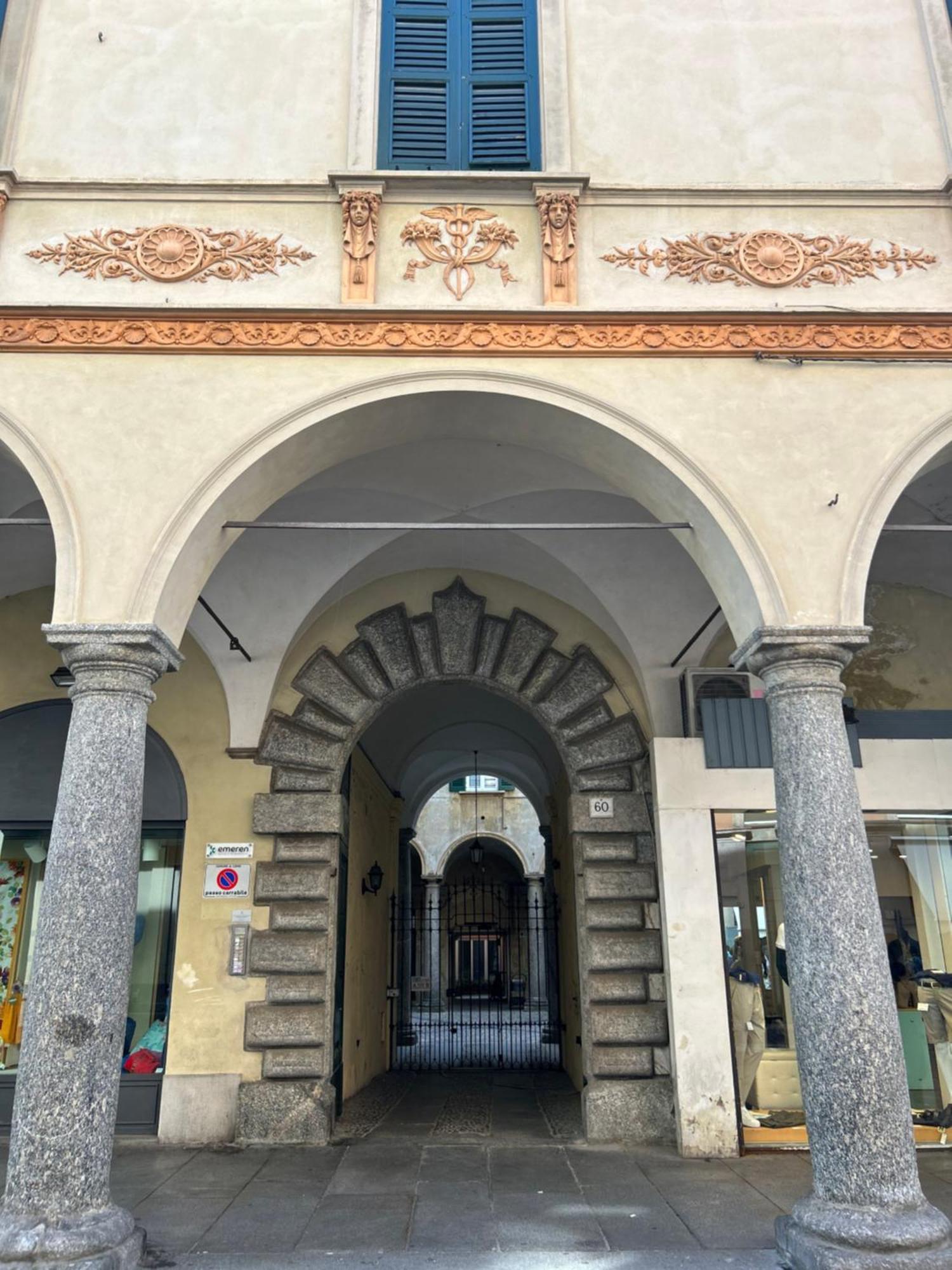 Porta Torre Como Apartment - By Relais Di Giada Buitenkant foto