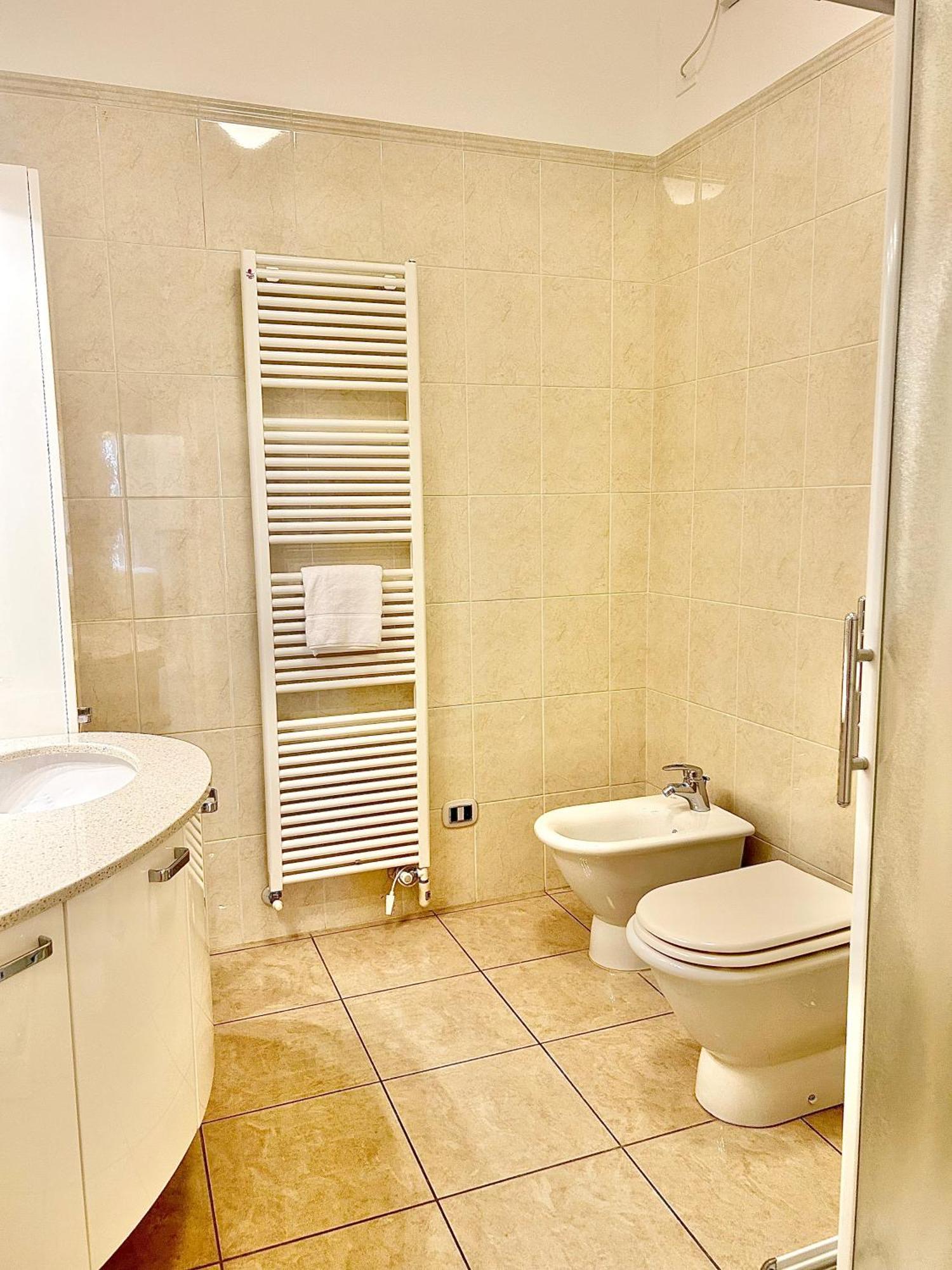 Porta Torre Como Apartment - By Relais Di Giada Buitenkant foto